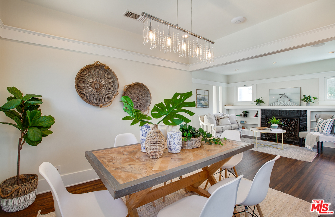 754 Palms Boulevard Venice, CA 90291 - Photo 26 of 45 a dining room with furniture a potted plant and wooden floor
