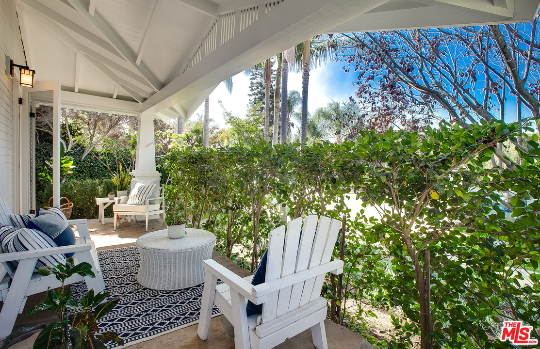 754 Palms Boulevard Venice, CA 90291 - Photo 29 of 45 a outdoor space with chairs