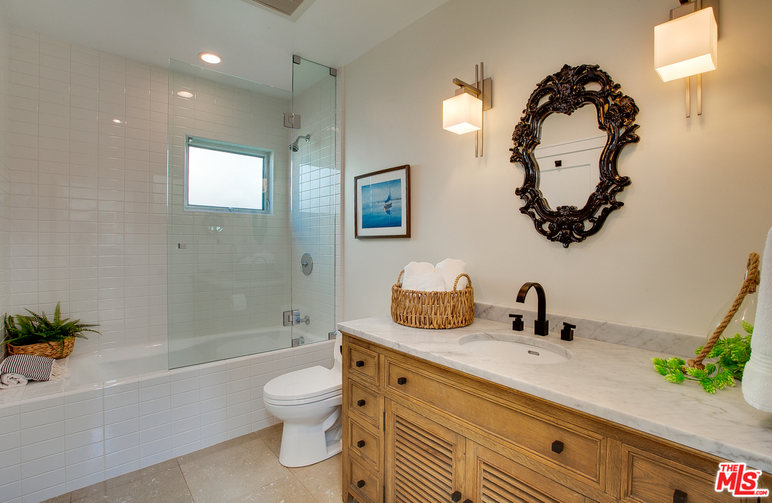 754 Palms Boulevard Venice, CA 90291 - Photo 36 of 45 a bathroom with a toilet a sink and bathtub