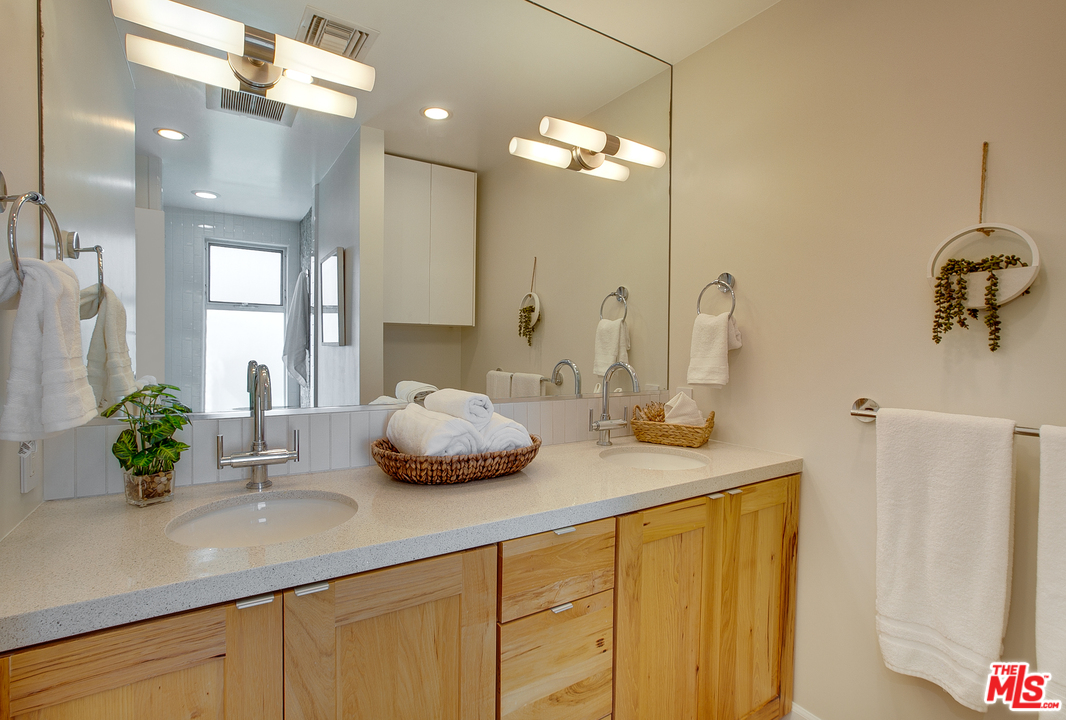 754 Palms Boulevard Venice, CA 90291 - Photo 39 of 45 a bathroom with a double vanity sink and a mirror
