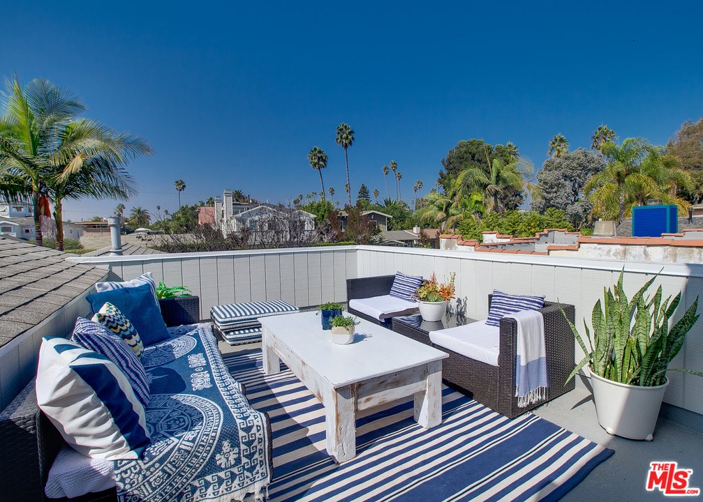 754 Palms Boulevard Venice, CA 90291 - Photo 42 of 45 a view of a chairs and table in patio