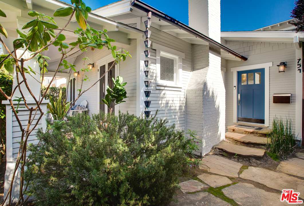 754 Palms Boulevard Venice, CA 90291 - Photo 43 of 45 a front view of a house with garden