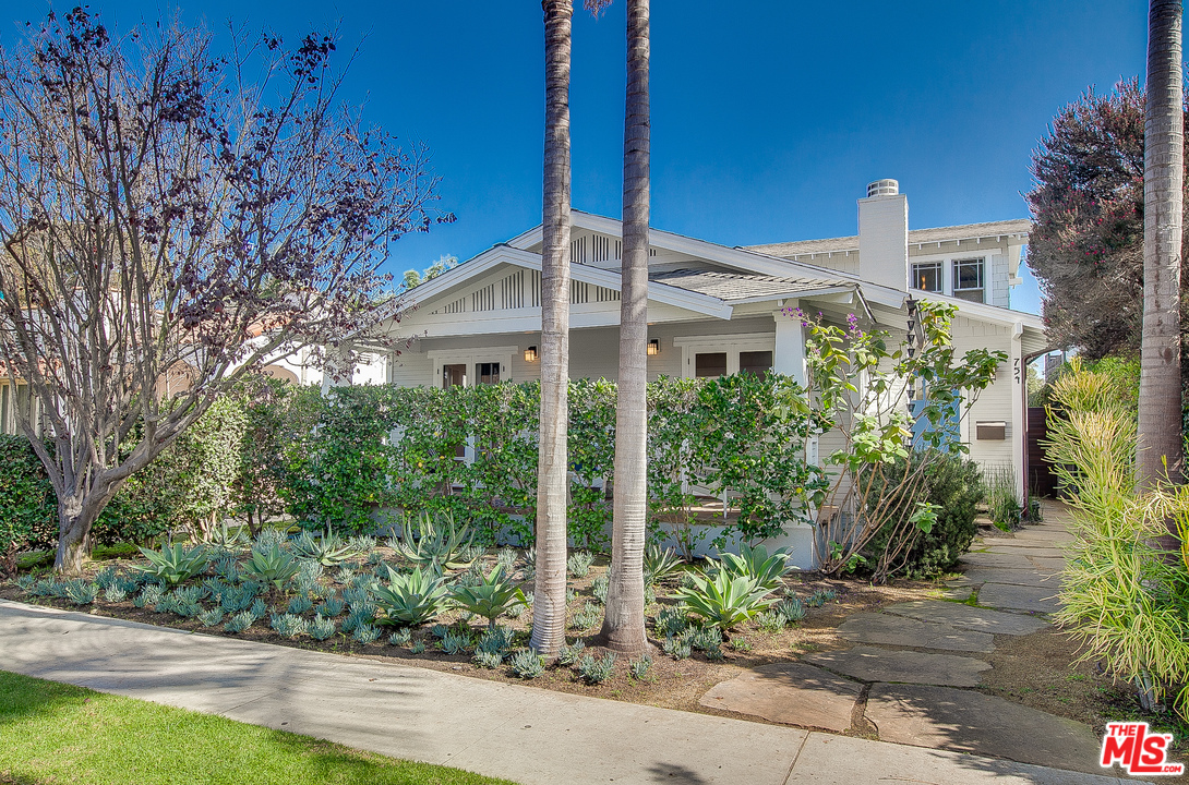 754 Palms Boulevard Venice, CA 90291 - Photo 44 of 45 a front view of a house with garden