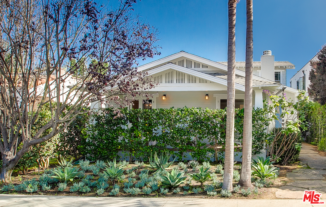 754 Palms Boulevard Venice, CA 90291 - Photo 45 of 45 a front view of a house with a yard