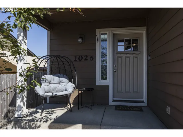 a view of entryway and kitchen