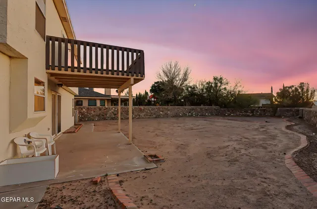 a view of a house with backyard