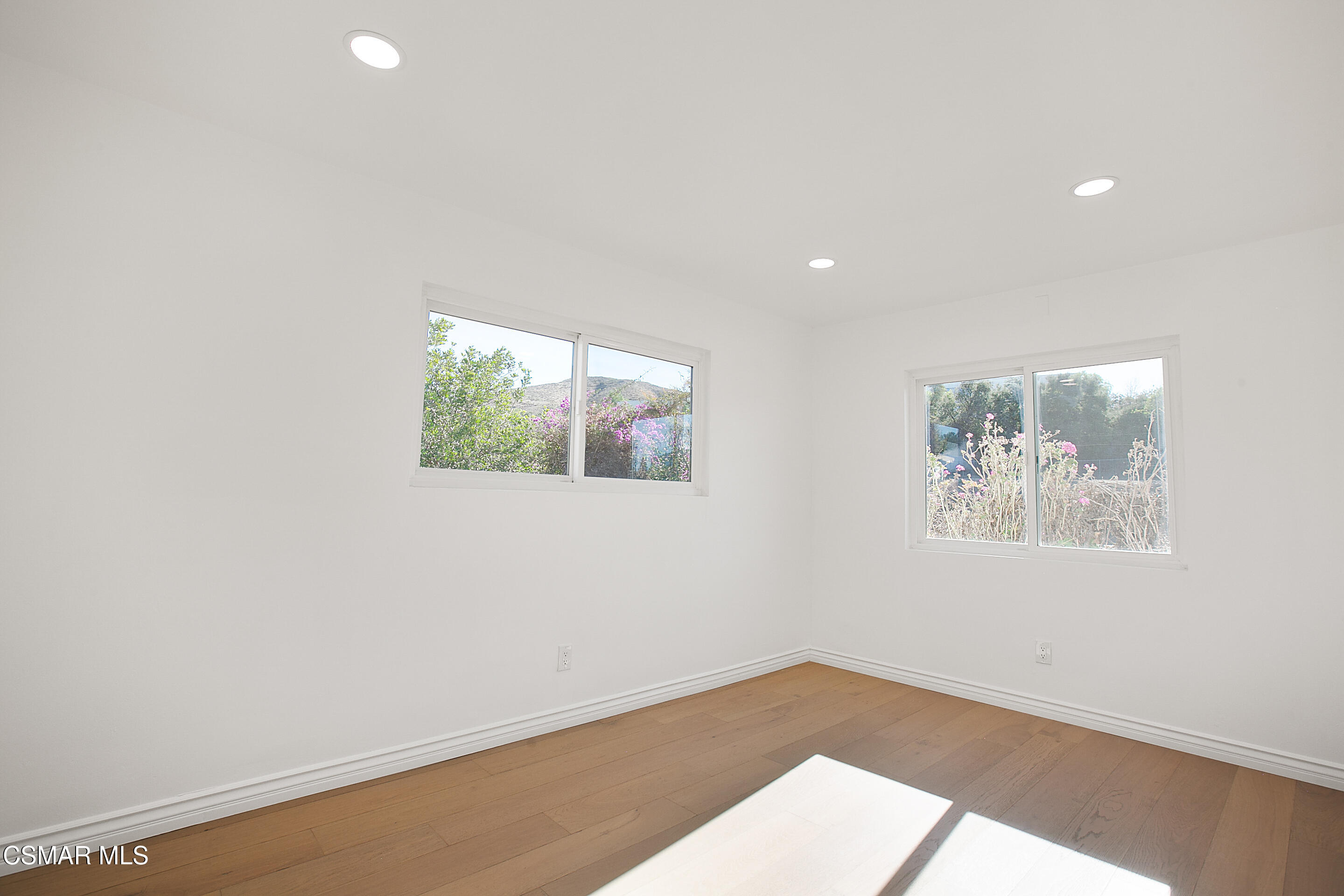1630 Lark Street Simi Valley, CA 93063 - Photo 12 of 18 1630Lark_December17,2024_0018