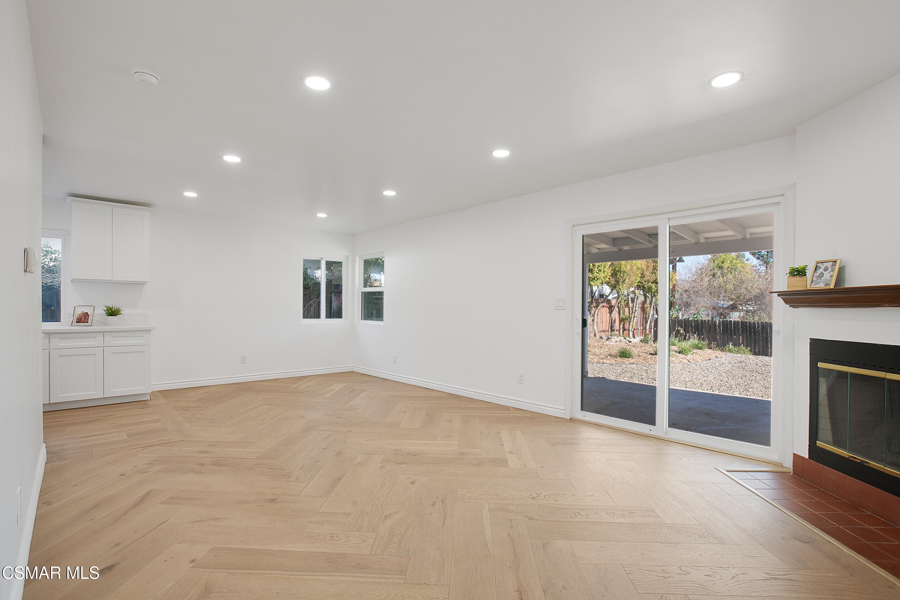 1630 Lark Street Simi Valley, CA 93063 - Photo 6 of 18 1630Lark_December17,2024_0023