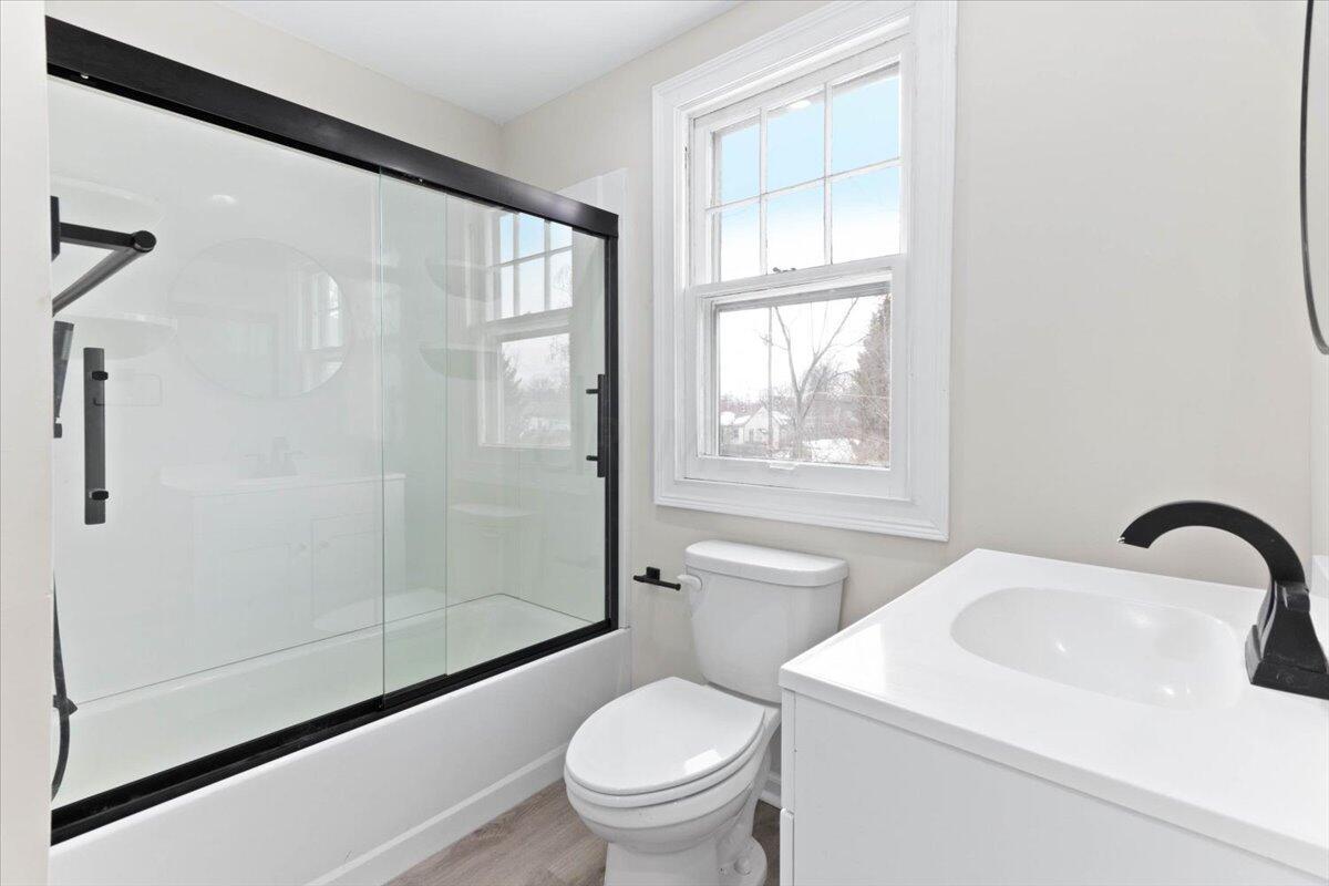 591 South Hampton Road Columbus, OH 43213 - Photo 19 of 28 19-Bathroom