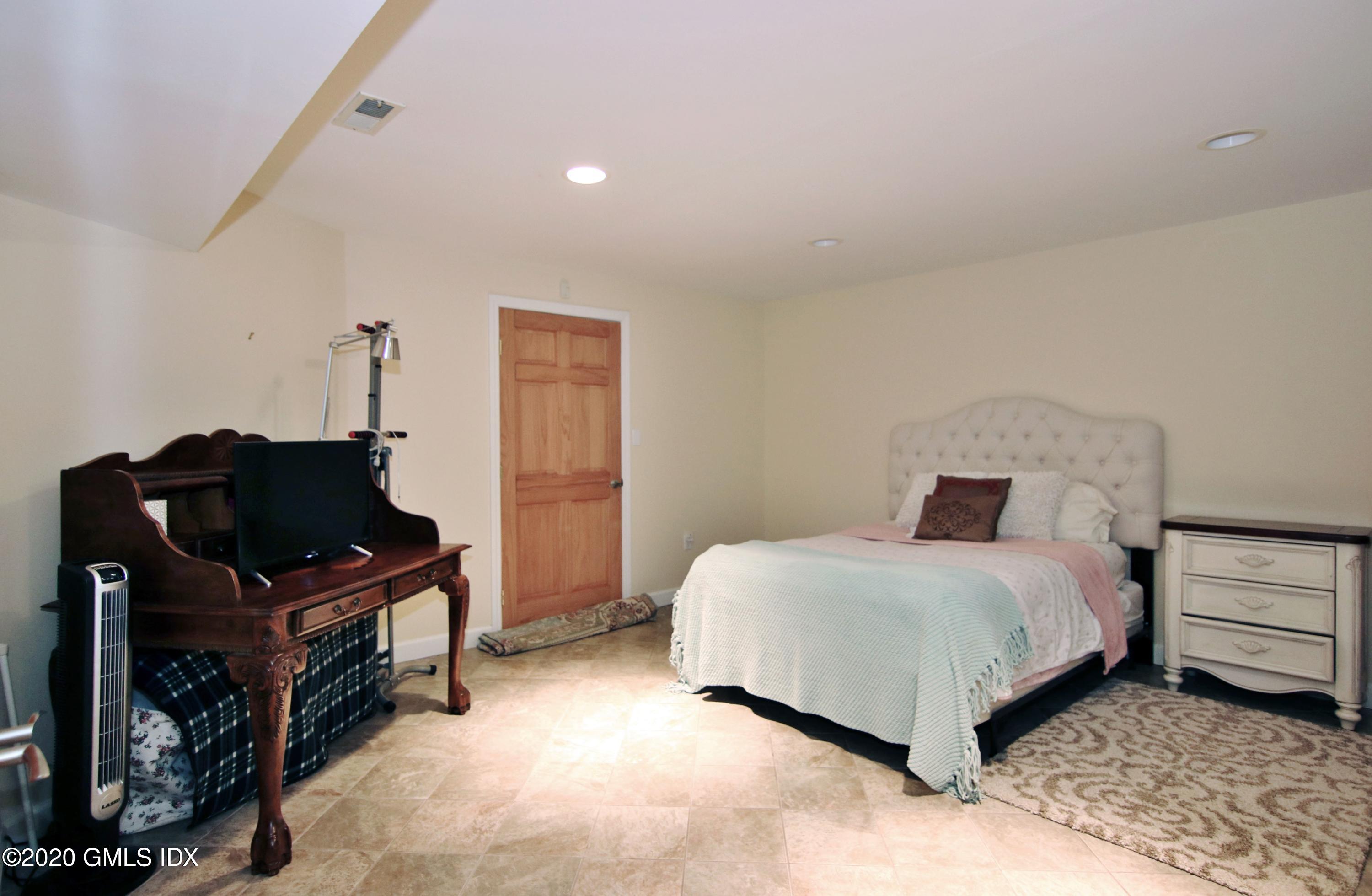 102 Gun Club Road Stamford, CT 06903 - Photo 36 of 41 a bedroom with a bed and a potted plant
