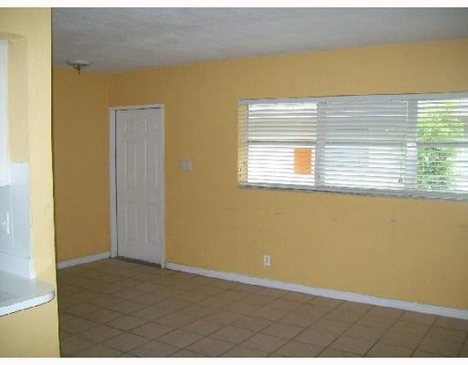 511 Banks Road, Unit 5118 Margate, FL 33063 - Photo 3 of 8 Living Room