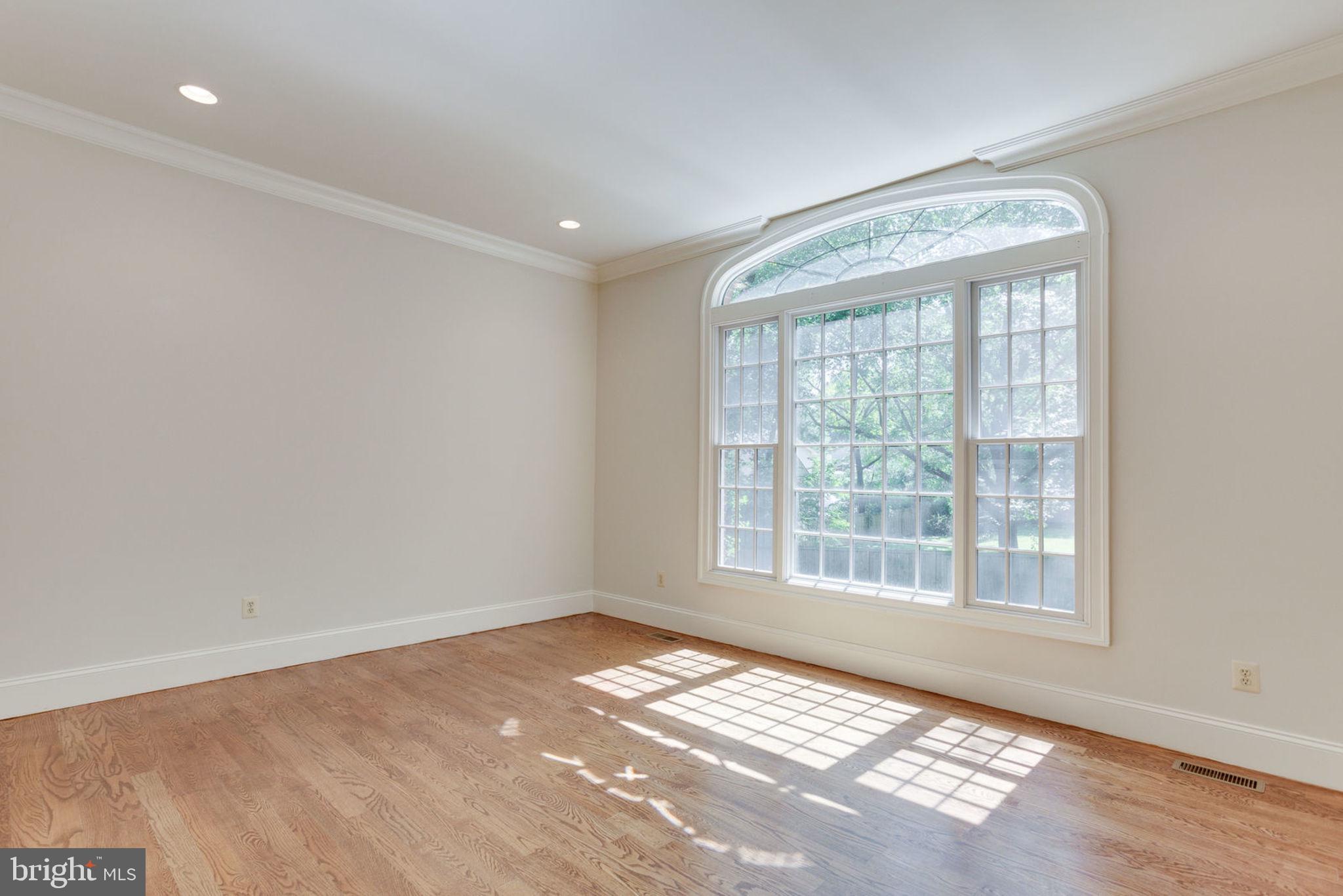 1843 Hunter Mill Road Vienna, VA 22182 - Photo 5 of 78 ML Master w/ HW & a lovely palladium window
