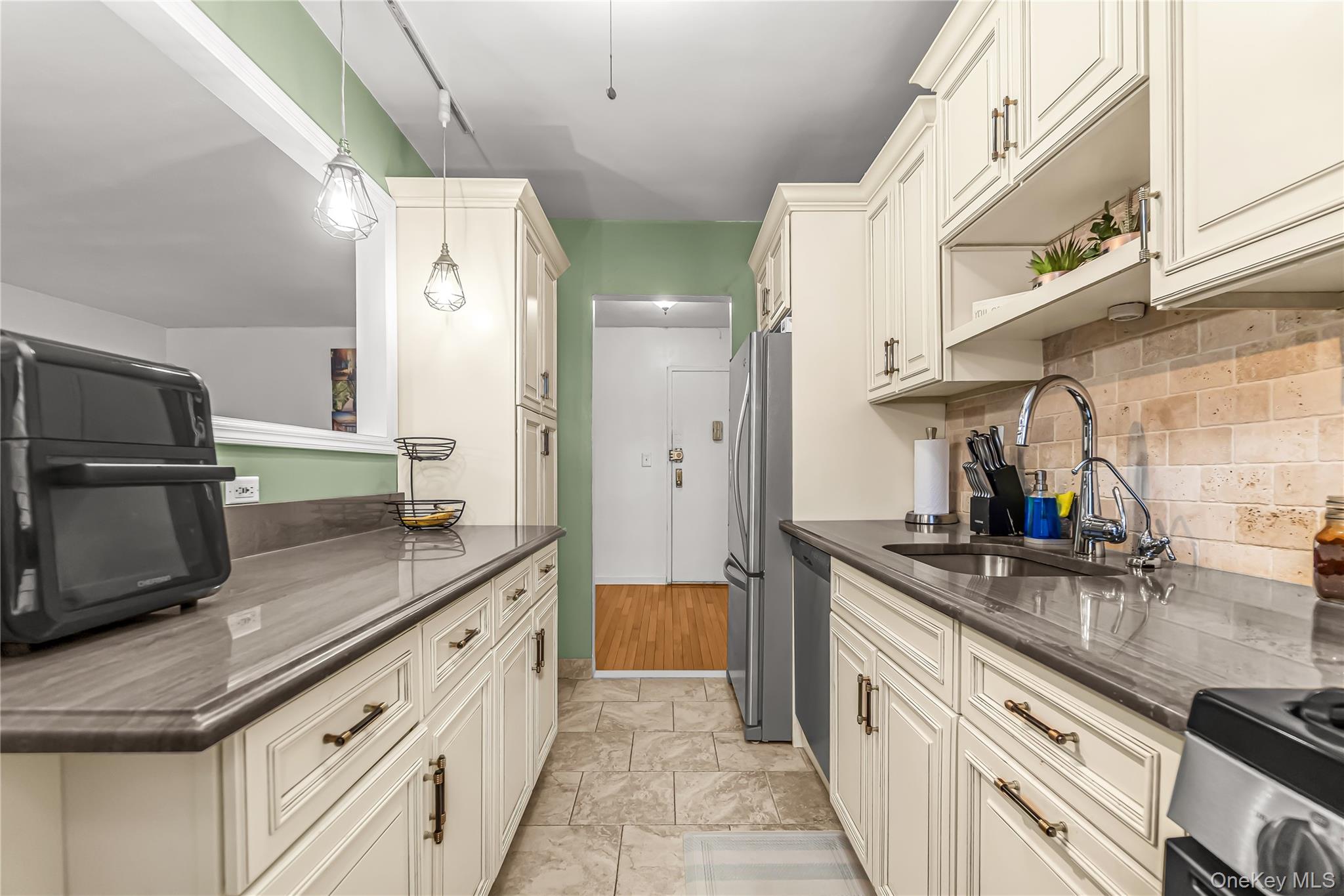 3 Remsen Road, Unit 2L Yonkers, NY 10710 - Photo 12 of 31