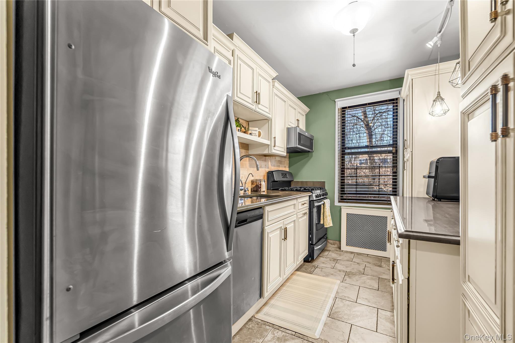 3 Remsen Road, Unit 2L Yonkers, NY 10710 - Photo 10 of 31