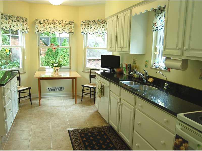 1228 Murdoch Road Pittsburgh, PA 15217 - Photo 10 of 25 Kitchen.