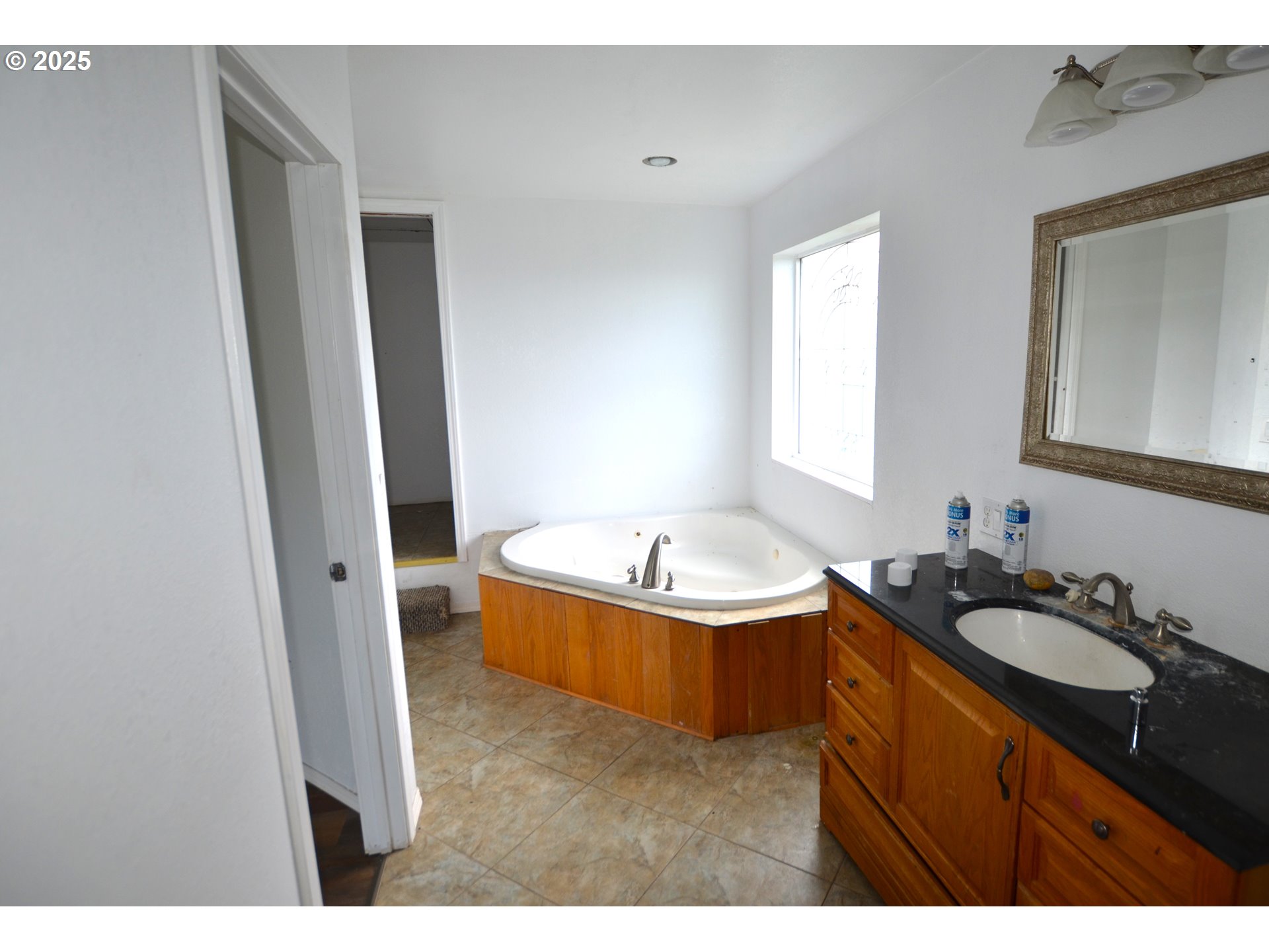 520 Northeast 4th Street Pilot Rock, OR 97868 - Photo 24 of 28 a bathroom with a tub sink and mirror