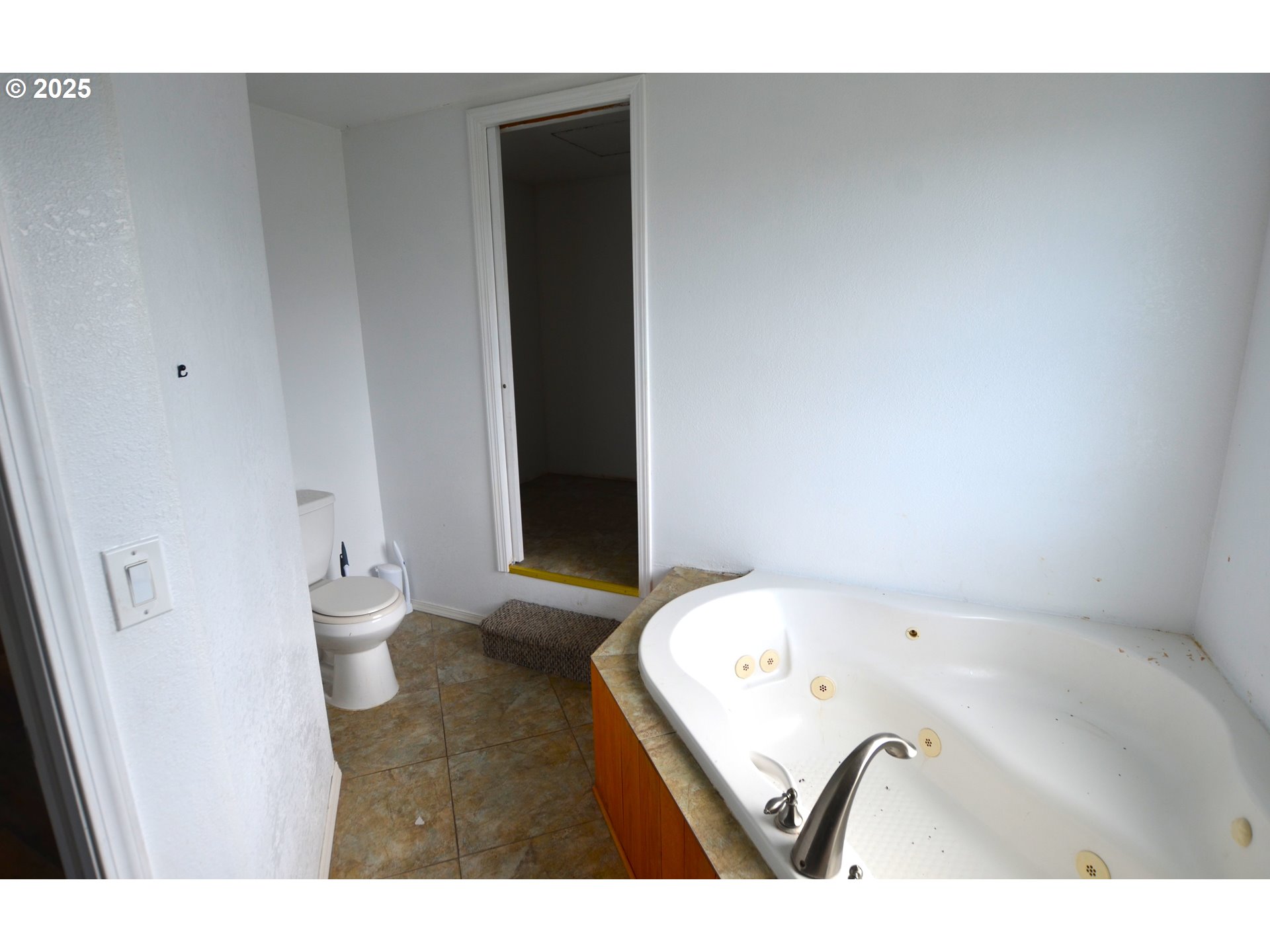 520 Northeast 4th Street Pilot Rock, OR 97868 - Photo 25 of 28 a bathroom with a bathtub and a toilet
