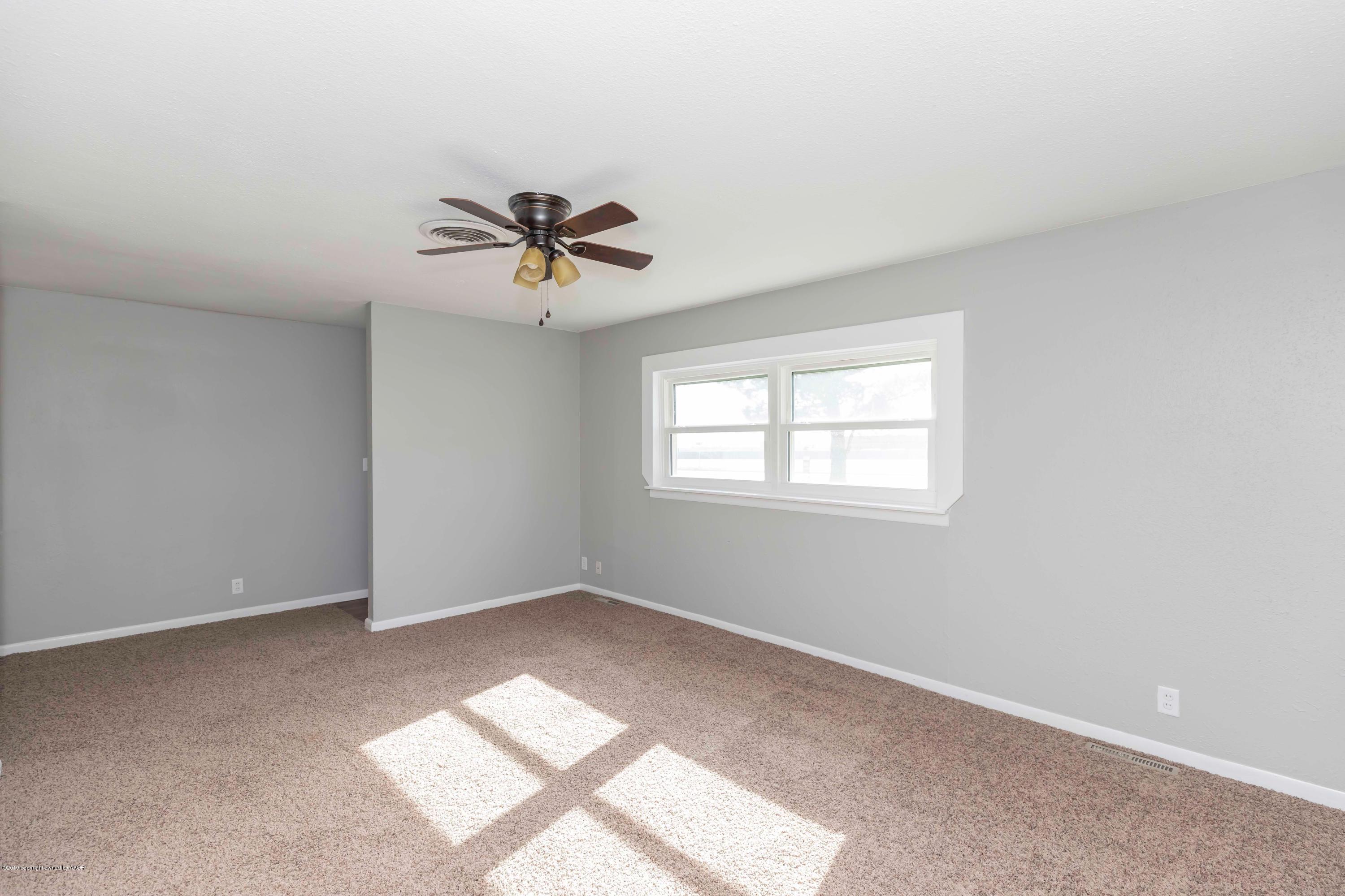 5100 Hollywood Road Amarillo, TX 79110 - Photo 12 of 26 Living Room 1