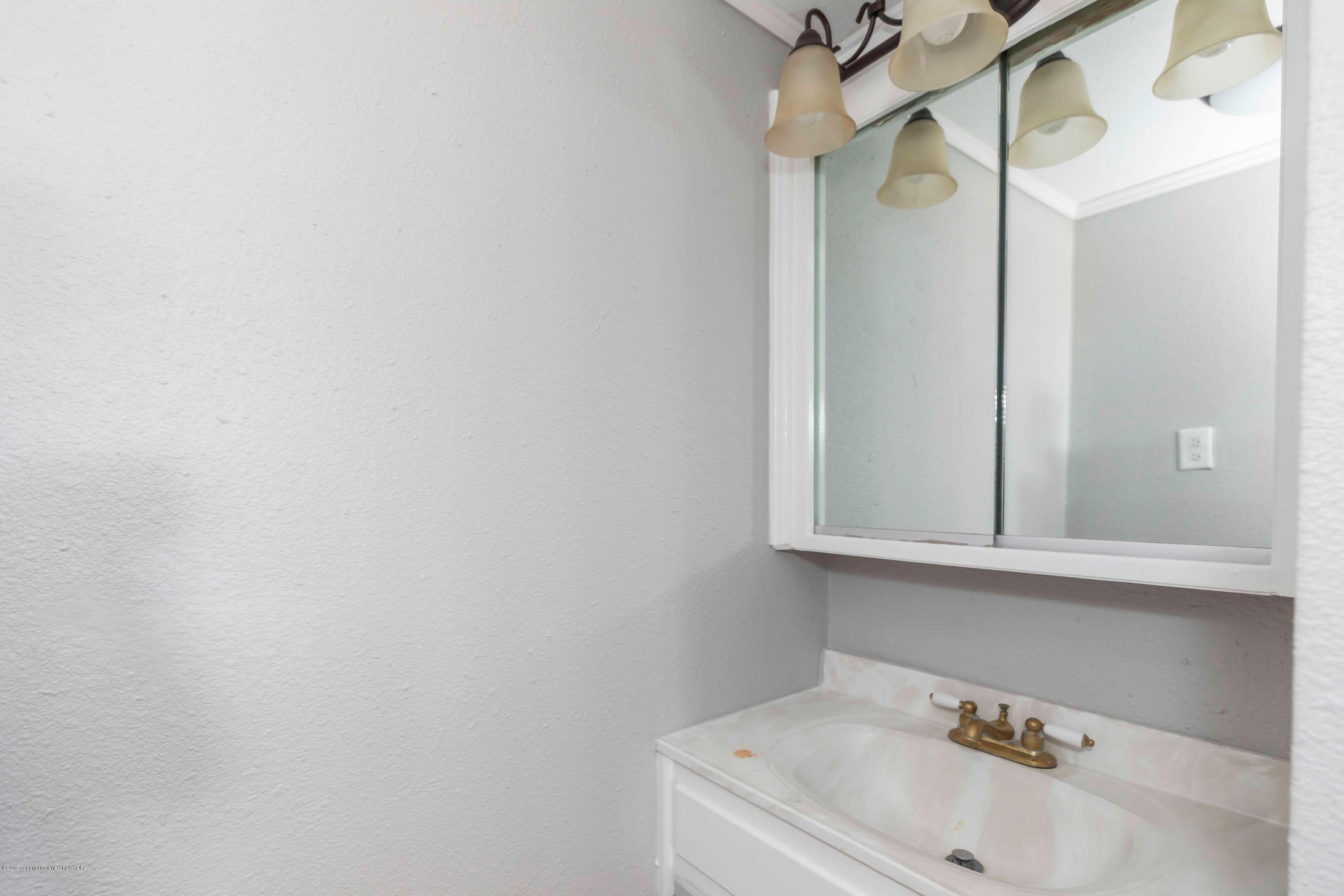 5100 Hollywood Road Amarillo, TX 79110 - Photo 19 of 26 Master Bath View 1