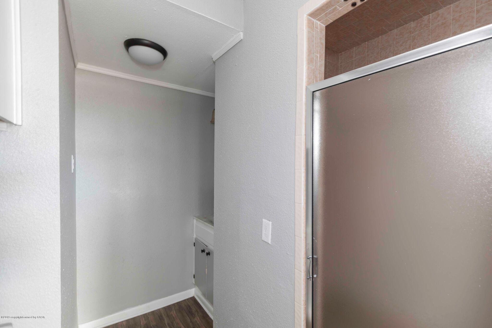 5100 Hollywood Road Amarillo, TX 79110 - Photo 23 of 26 Master Bath View 2