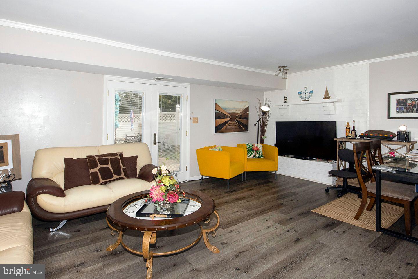 303 Via Cascata Drive Clementon, NJ 08021 - Photo 14 of 32 Living Room: Laminate Flooring