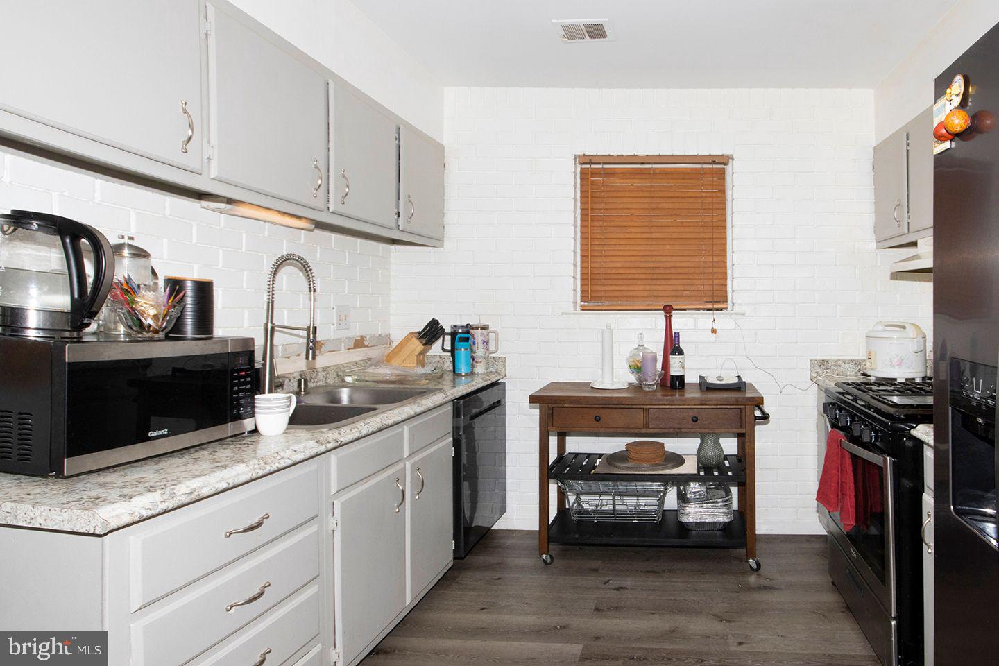 303 Via Cascata Drive Clementon, NJ 08021 - Photo 5 of 32 Kitchen: Laminate Flooring