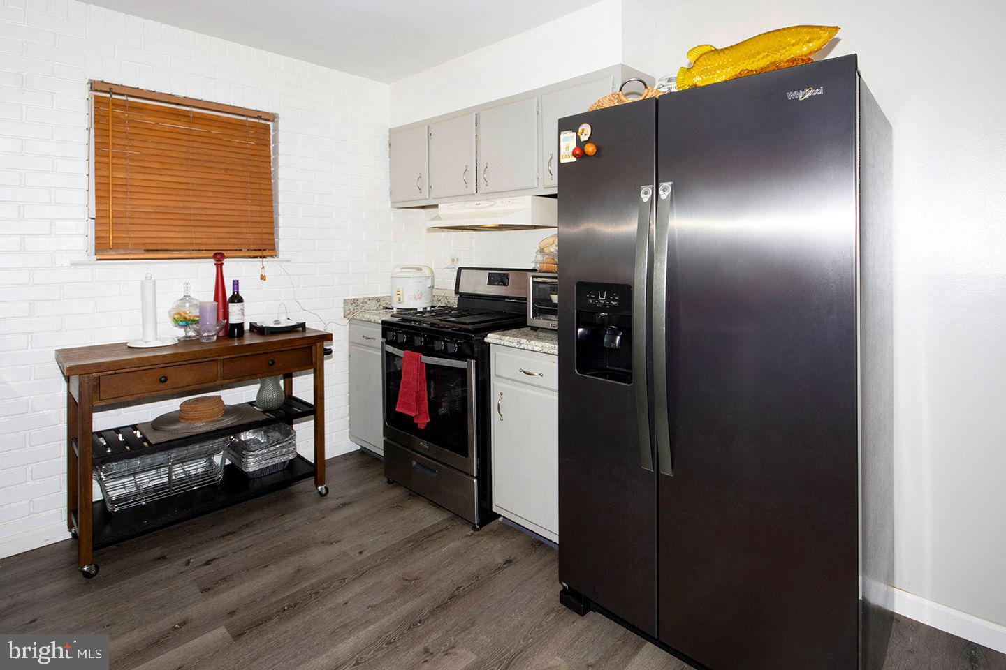 303 Via Cascata Drive Clementon, NJ 08021 - Photo 7 of 32 Kitchen: SS Appliances