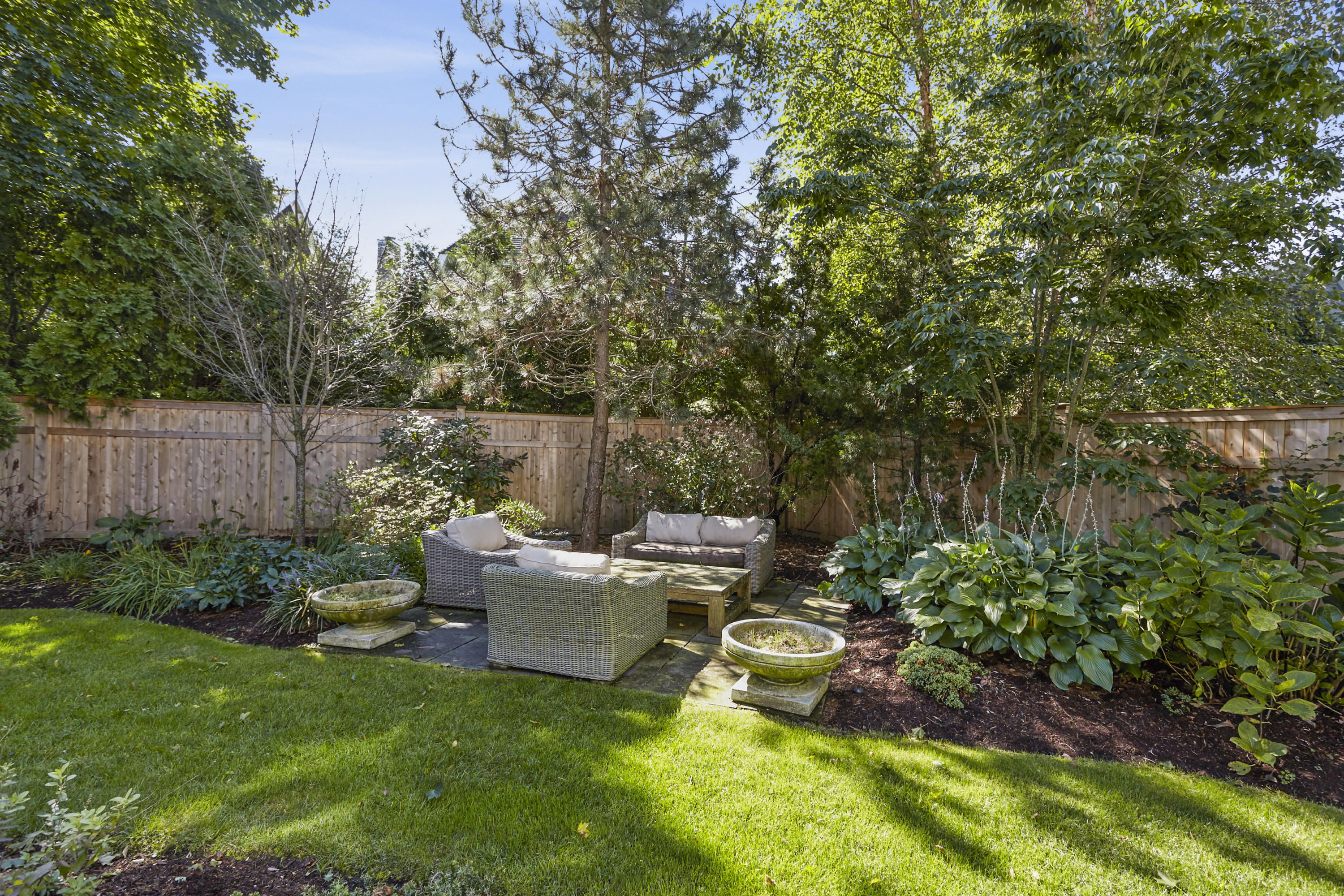 14 Richmond Road Rowayton, CT 06853 - Photo 20 of 28 a backyard of a house with table and chairs