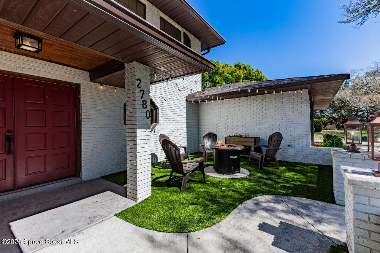 2780 Pomello Road Malabar, FL 32950 - Photo 10 of 79 Front courtyard