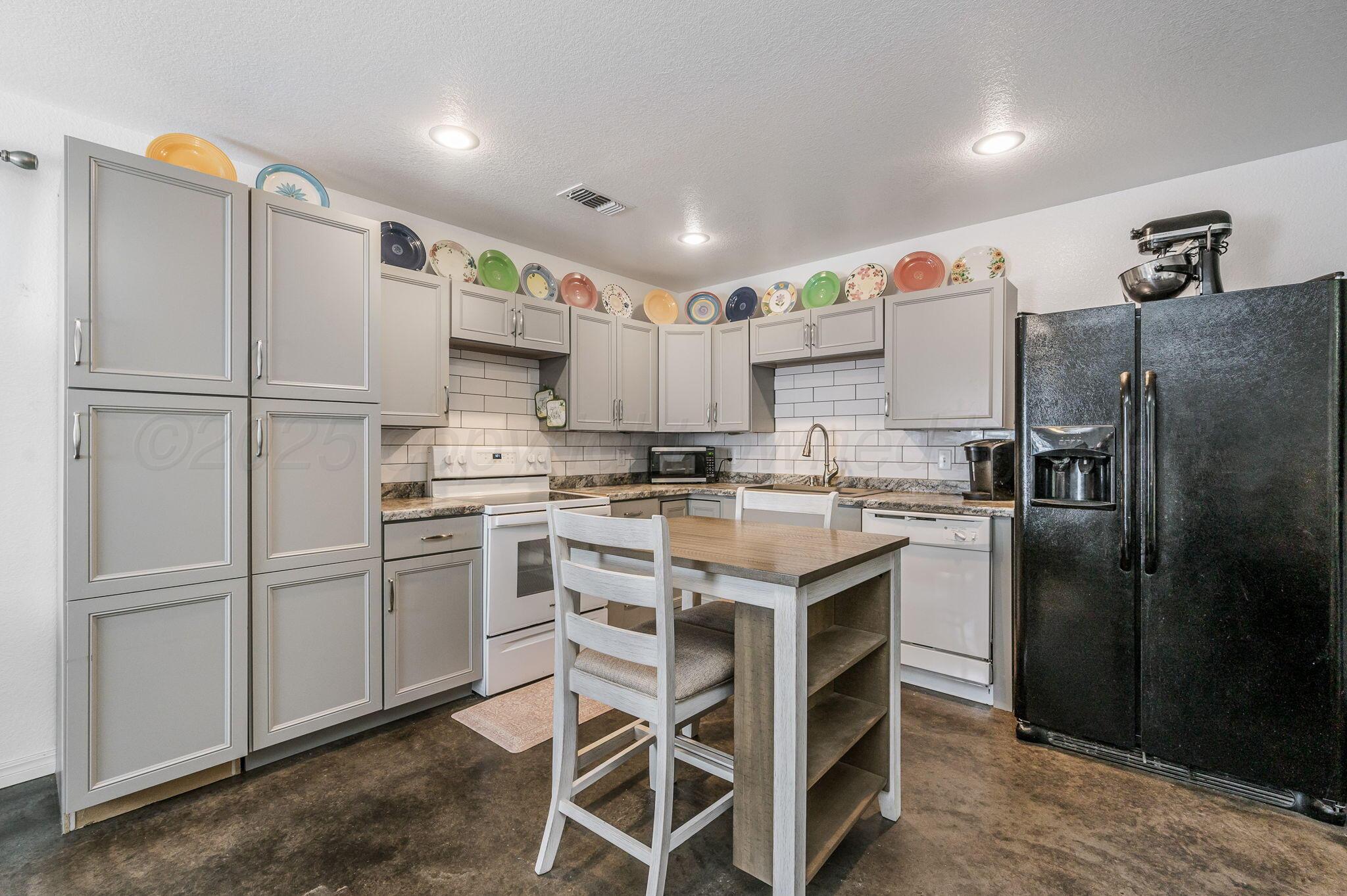 11601 West Rockwell Road Canyon, TX 79015 - Photo 32 of 37 Apt Kitchen