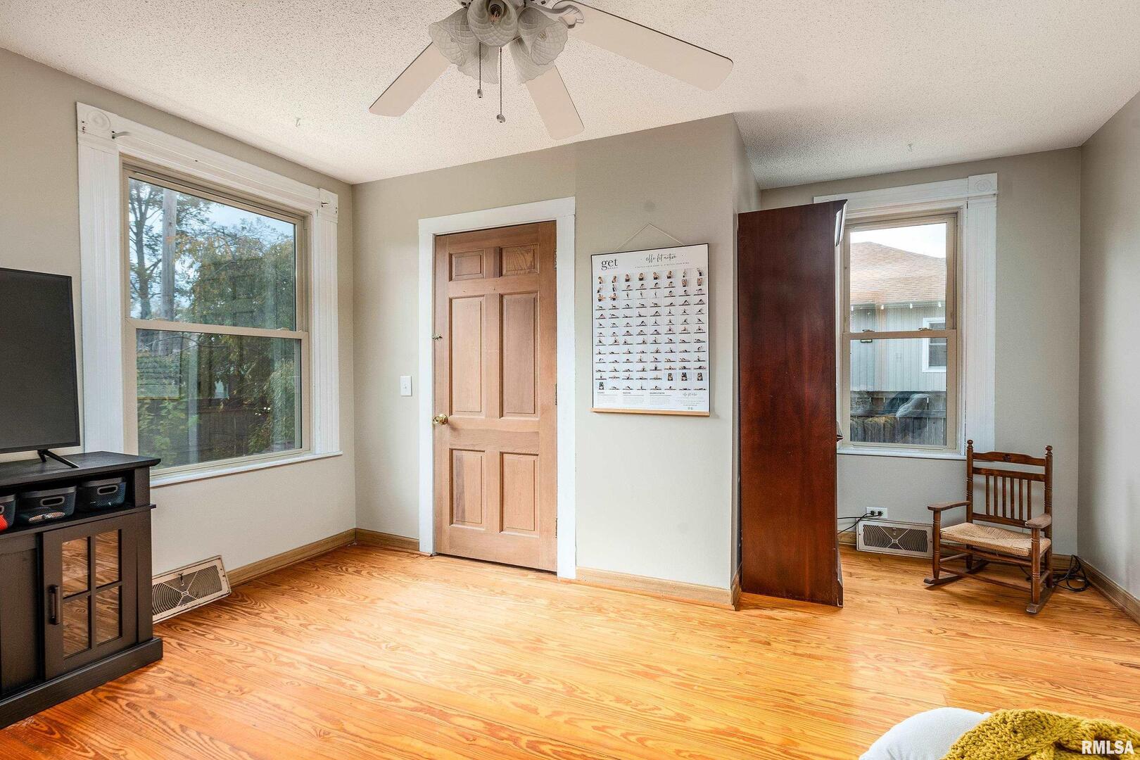 306 South Madison Street Marion, IL 62959 - Photo 17 of 37 a view of livingroom with workspace and a window