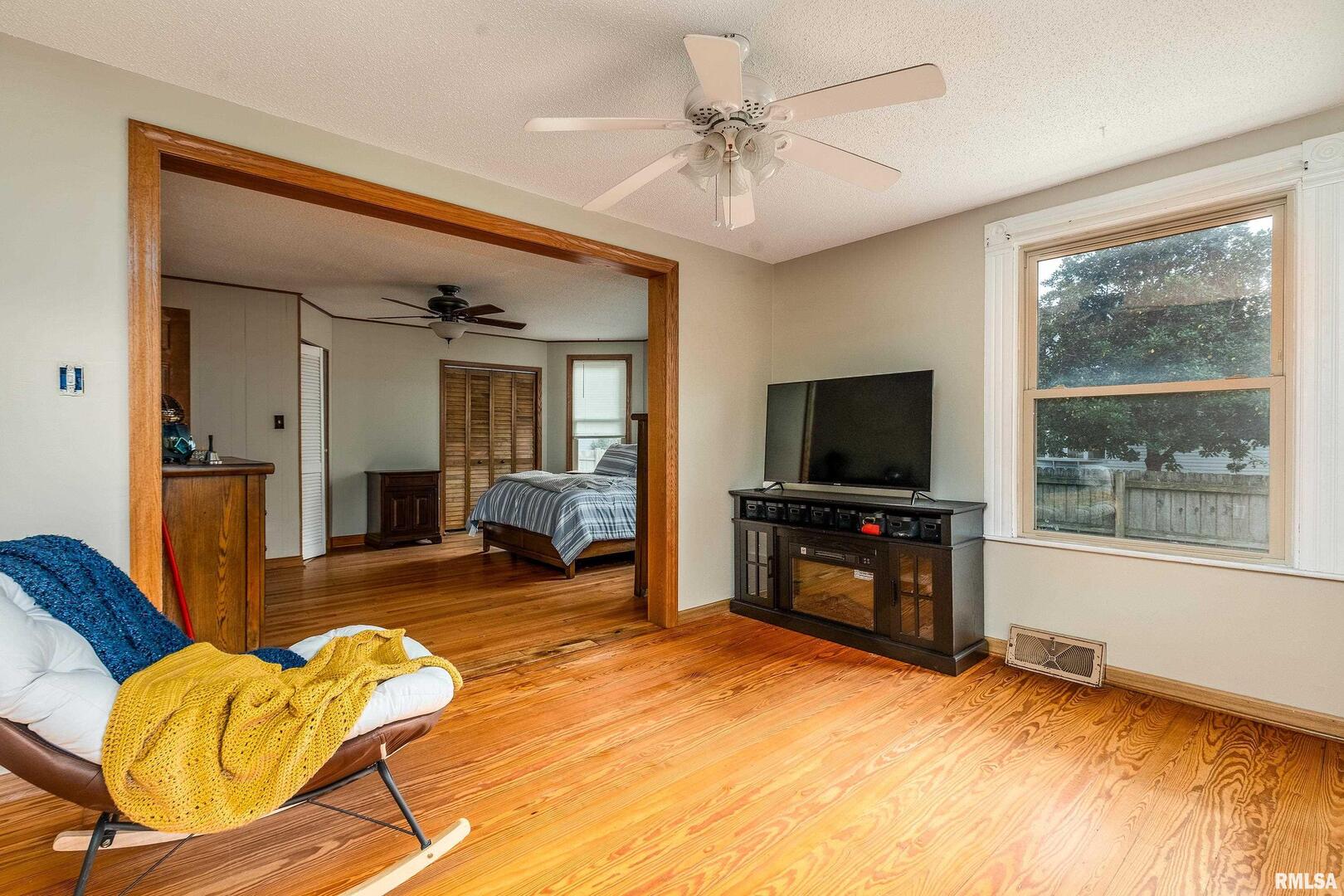 306 South Madison Street Marion, IL 62959 - Photo 18 of 37 a living room with furniture and a flat screen tv