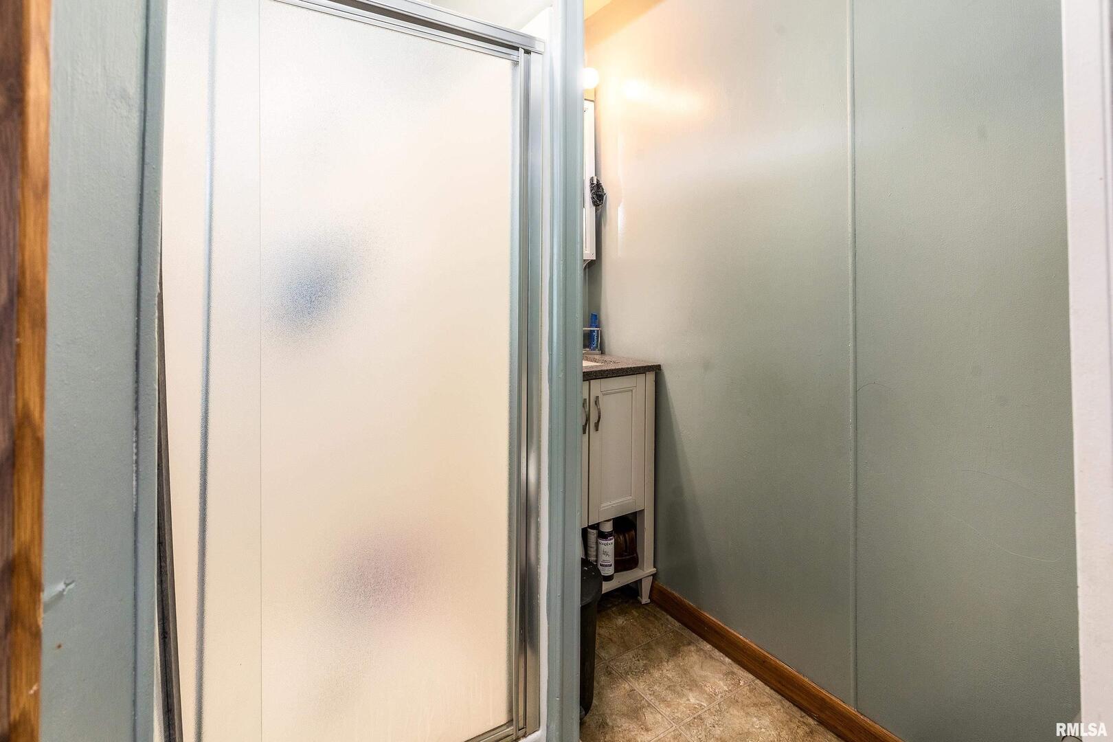 306 South Madison Street Marion, IL 62959 - Photo 20 of 37 a view of bathroom with shower