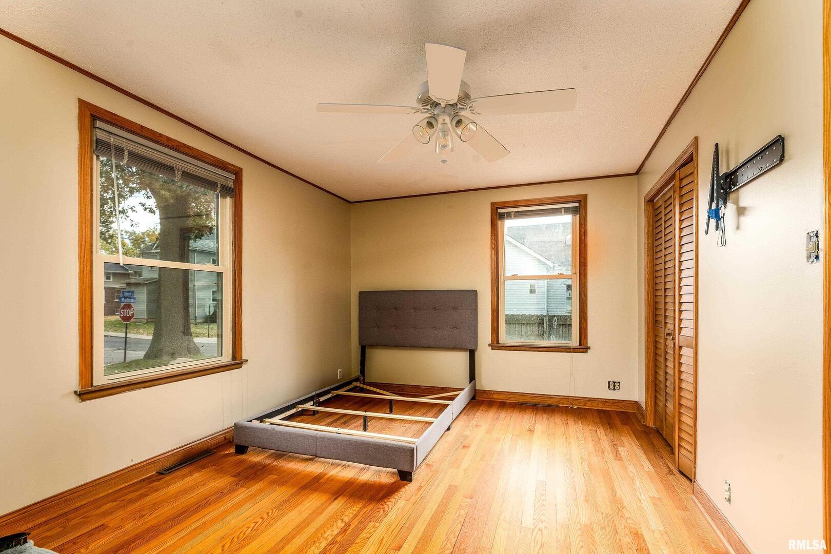 306 South Madison Street Marion, IL 62959 - Photo 21 of 37 a living room with a bed furniture and a window