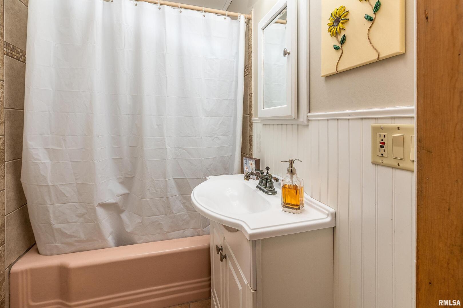 306 South Madison Street Marion, IL 62959 - Photo 23 of 37 a bathroom with a sink and curtain