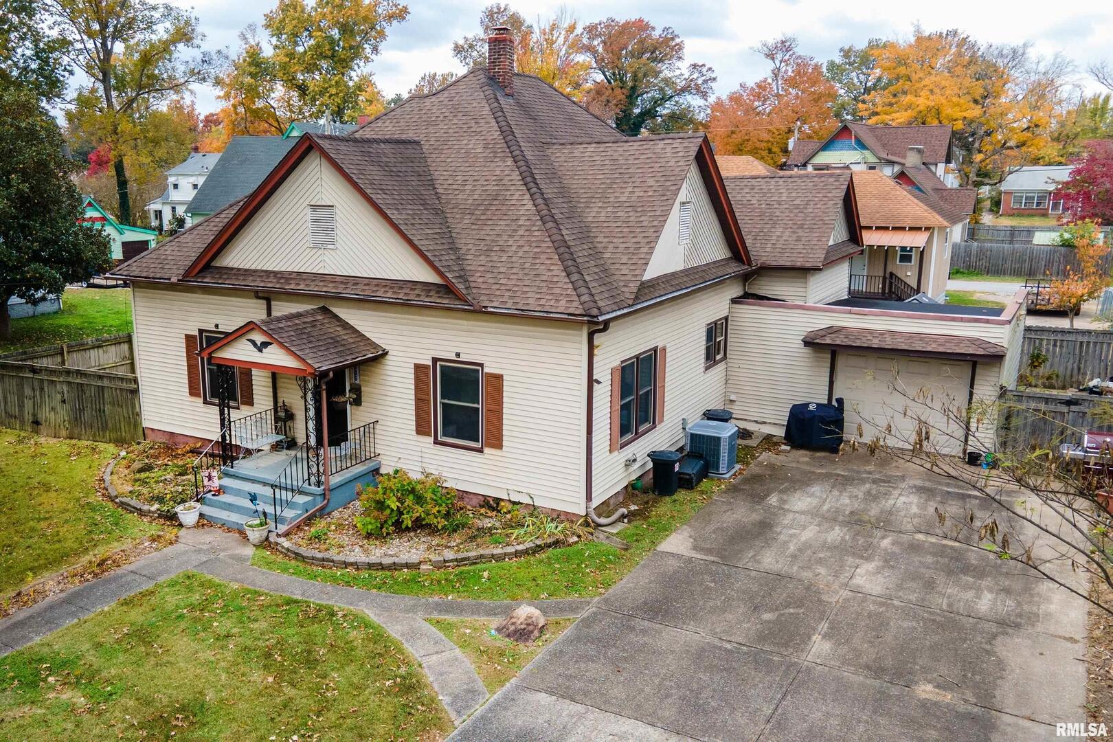 306 South Madison Street Marion, IL 62959 - Photo 6 of 37 a front view of house with yard and trees in the background