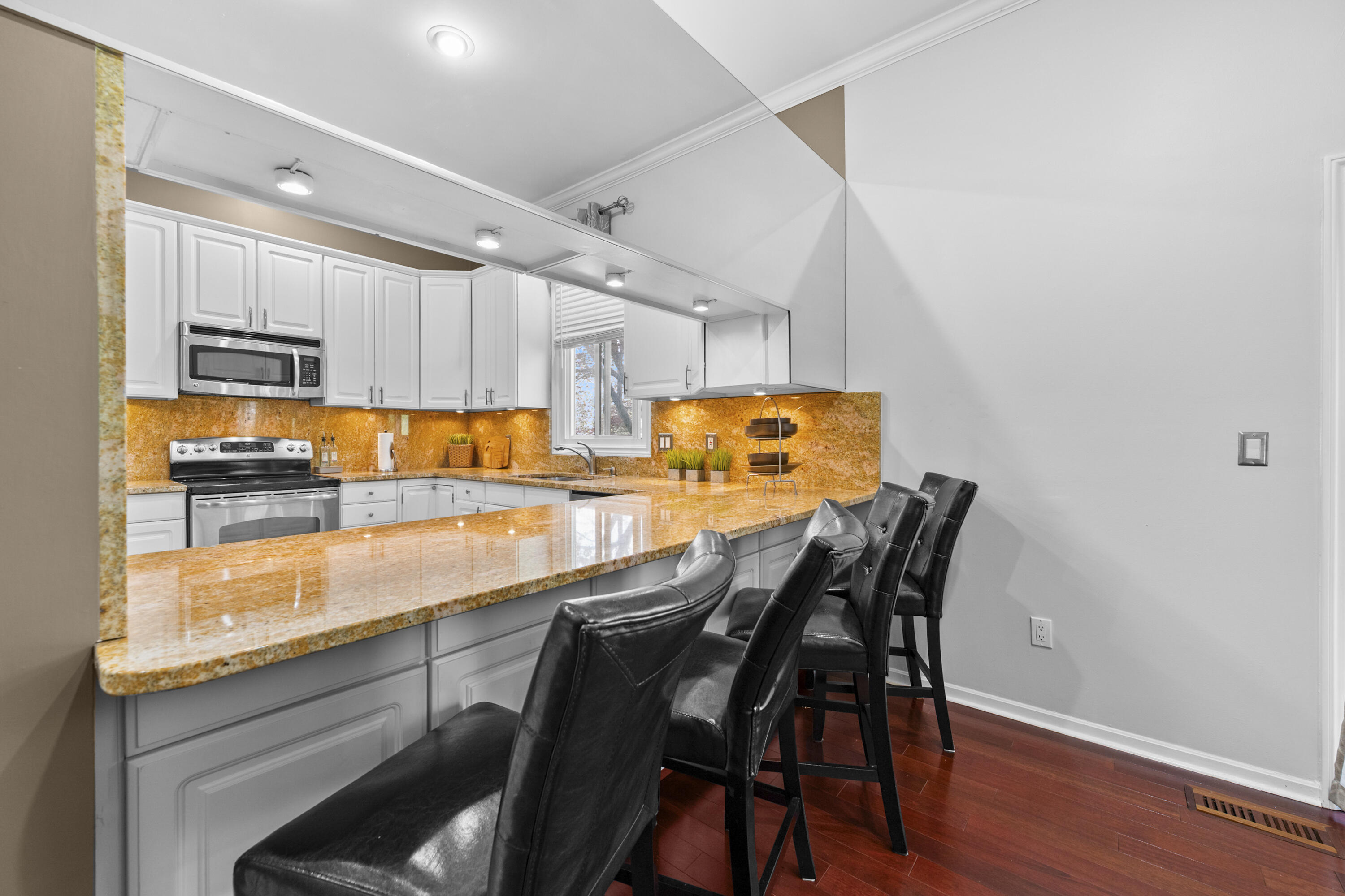 2119 Rochelle Park Drive Rochester Hills, MI 48309 - Photo 10 of 42 COZY SNACKBAR/CASUAL DINING/ PREP AREA