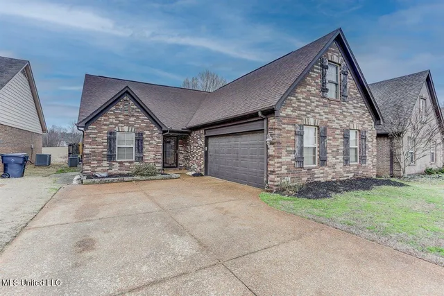 $299,900 | 905 Fairway Pointe Cove East, Hernando, MS 38632