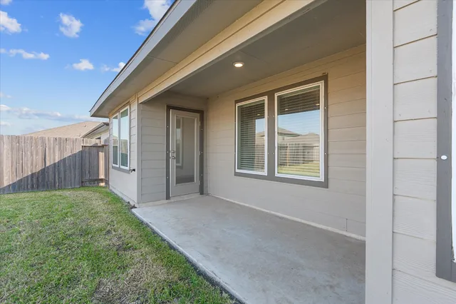 $2,100 | 8102 Buck Lane, Rosharon, TX 77583