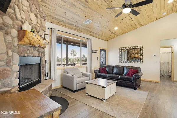 $425,000 | 2718 Church Lane, Overgaard, AZ 85933