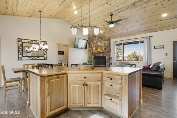 $425,000 | 2718 Church Lane, Overgaard, AZ 85933