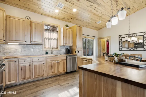 $425,000 | 2718 Church Lane, Overgaard, AZ 85933