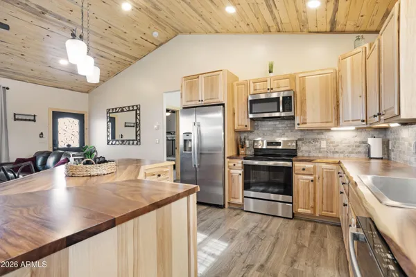 $425,000 | 2718 Church Lane, Overgaard, AZ 85933