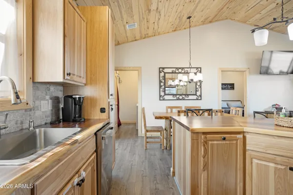 $425,000 | 2718 Church Lane, Overgaard, AZ 85933