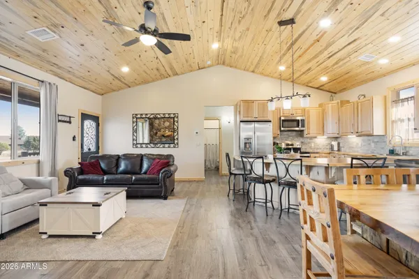 $425,000 | 2718 Church Lane, Overgaard, AZ 85933