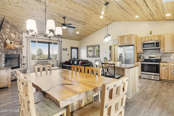 $425,000 | 2718 Church Lane, Overgaard, AZ 85933
