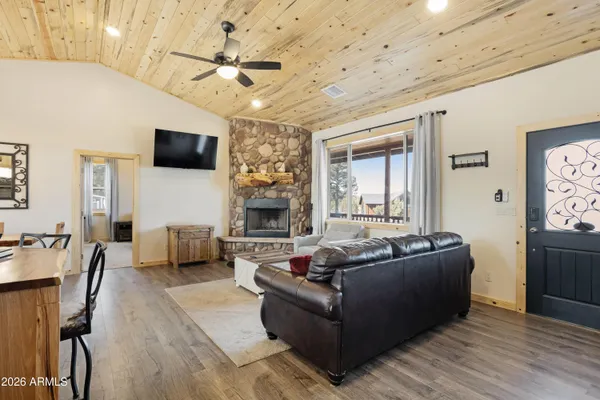 $425,000 | 2718 Church Lane, Overgaard, AZ 85933