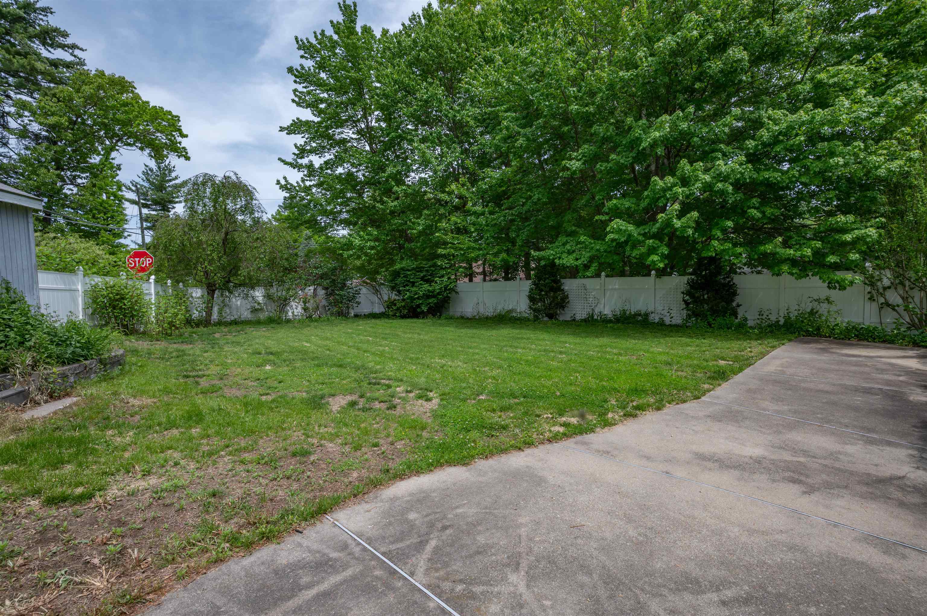 192 Searles Road Nashua, NH 03062 - Photo 13 of 46