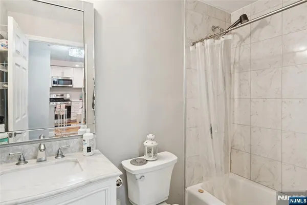 $2,600 | 403 Hancock Court, Unit M403, Edgewater, NJ 07020