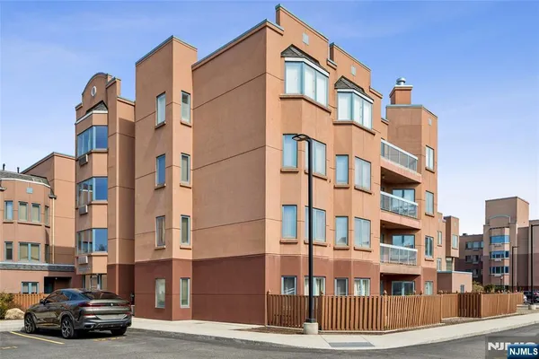 $2,600 | 403 Hancock Court, Unit M403, Edgewater, NJ 07020